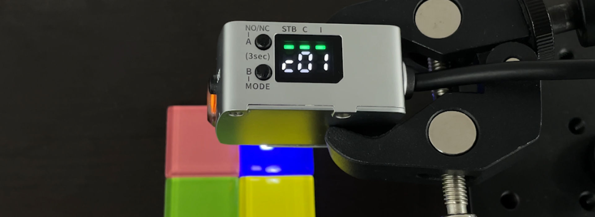 Differentiation of Multicolor Transparent Bricks